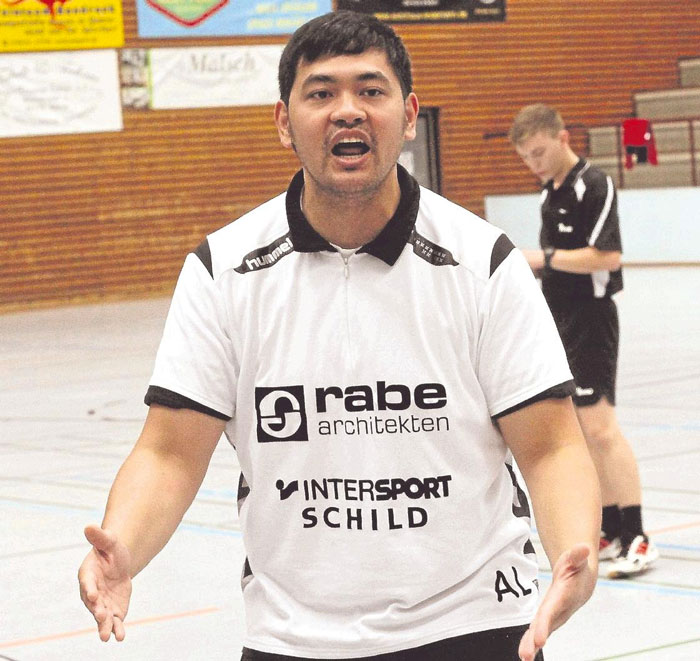 Leidenschaft zeigen wie ihr Trainer Jonggi Pasaribu: Das müssen seine Spielerinnen am Sonntag in Wollrode. Foto: Walger