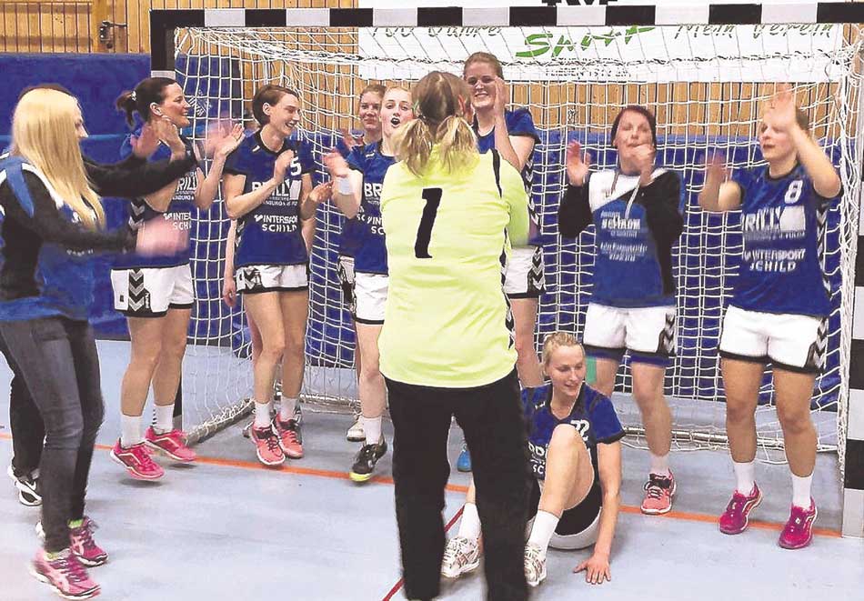 Torfrau Bianca Bähr als Zeremonienmeisterin: Die Handballerinnen der FSG Waldhessen feiern in Flieden ihren Wiederaufstieg in die Landesliga. Foto:  Pankiewicz