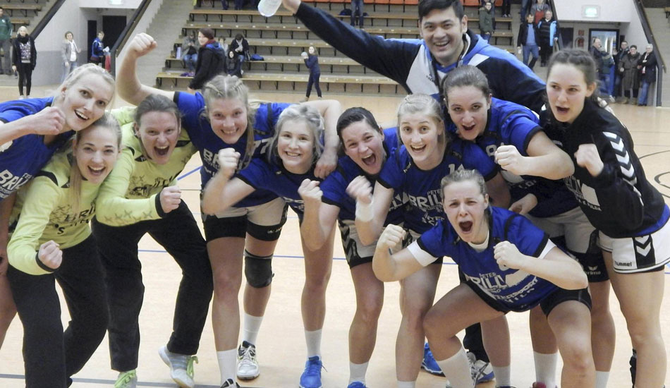 Wir haben’s gepackt: Dieses Foto in Siegerpose hatten sich die Handballerinnen der FSG Waldhessen mit ihrem Trainer Jonggi Pasaribu redlich verdient. © Hauptmann 