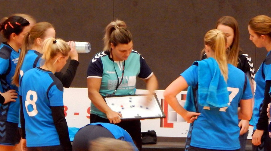 Letzte Anweisungen: Vier Minuen vor Schluss nahm FSG-Trainerin Simone Larsen Poulsen noch einmal eine Auszeit und griff zum Magnet-Täfelchen.© Hauptmann