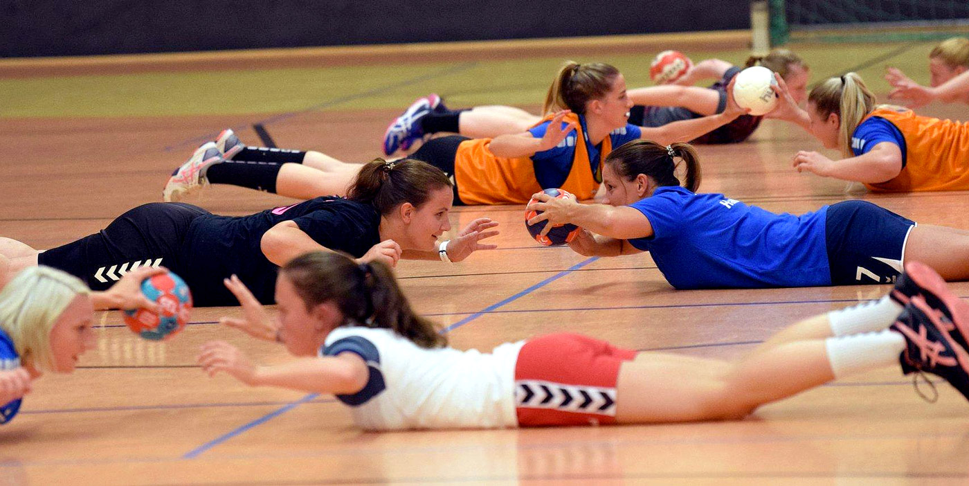 Viele Übungen mit dem Ball: Die Handballerinnen der TG Rotenburg wollen das Gefühl für den Handball zurückbekommen. Fotos: Alicia Kreth