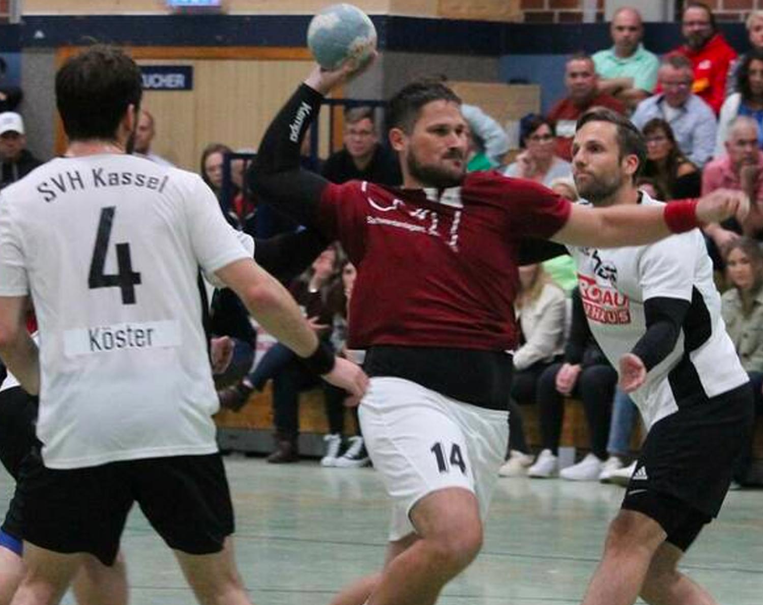 Daran müssen sich die Rotenburger Handballfans mit Sicherheit erst gewöhnen: Boze Balic (in Rot) im Wanfrieder Trikot, hier im Heimspiel seines neuen Klubs gegen die SVH Kassel. Foto: Lisa Steinbach/NH