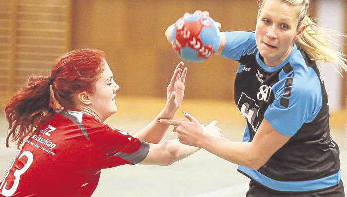 Sie war die beste Werferin beim siegreichen Spitzenreiter FSG Waldhessen: Fabienne Eidam (links), die hier in der Abwehr gegen die ballführende Katrin Bock gefordert ist. Foto: Eyer