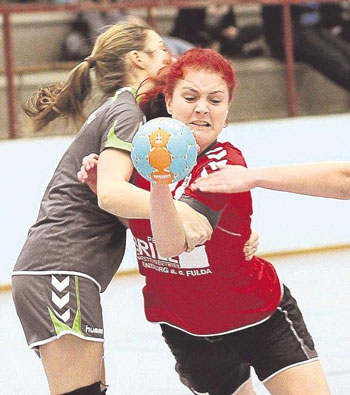 Sie hatte großen Anteil am wichtigen Heimerfolg ihrer FSG Waldhessen: Fabienne Eidam, hier am Ball, erzielte sieben Treffer gegen Fulda/Petersberg. Foto: Walger