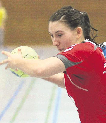 Sie ließen nichts anbrennen: Anna-Lena Geyer (am Ball) steuerte drei Tore zum Sieg der FSG Waldhessen in Ostheim bei. Foto: Walger