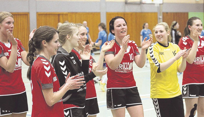 Den verdienten Applaus abgeholt: Die Spielerinnen der FSG Waldhessen ließen sich von ihrem Anhang als frischgebackener Landesliga-Aufsteiger feiern. Mittendrin Anette Richter (Nummer 10), die schon den tiefen Fall aus der Oberliga miterlebt hat. Foto: Walger