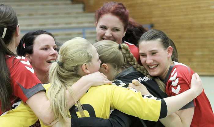 Die Anspannung löst sich: Den Aufstieg ihrer FSG Waldhessen bejubeln hier (von ganz links) Carolin Droop, Anette Richter, Laura Weidemann, Luca Mäusgeier, Fabienne Eidam (hinten) und Anna-Lena Geyer. Foto: Walger