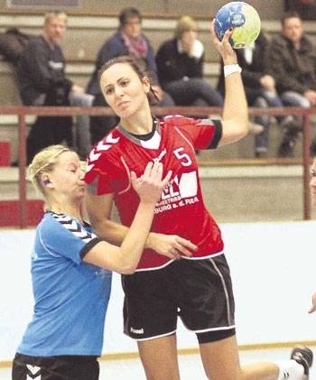 Bitte keinen Schlafwagenhandball mehr: Patricia Puskasova (FSG) und Julia Göbel (WHO). Foto: Walger