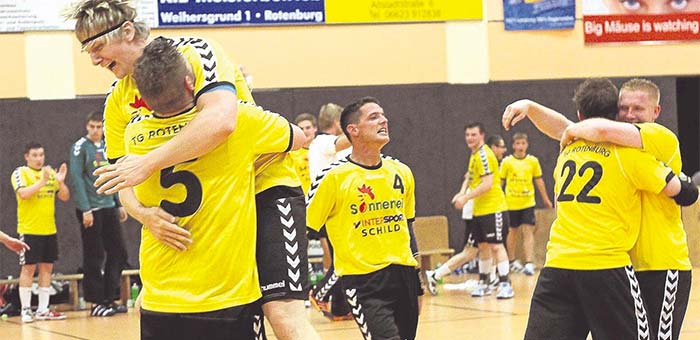 Hier wird kein Aufstieg bejubelt: Hier freuen sich die TGR-Handballer einfach über einen denkwürdigen 42:40-Heimsieg im September 2012. Der Gegner damals? Der gleiche wie morgen - die SVH Kassel. Foto: Walger