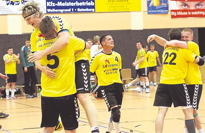 Hier wird kein Aufstieg bejubelt: Hier freuen sich die TGR-Handballer einfach über einen denkwürdigen 42:40-Heimsieg im September 2012. Der Gegner damals? Der gleiche wie morgen - die SVH Kassel. Foto: Walger