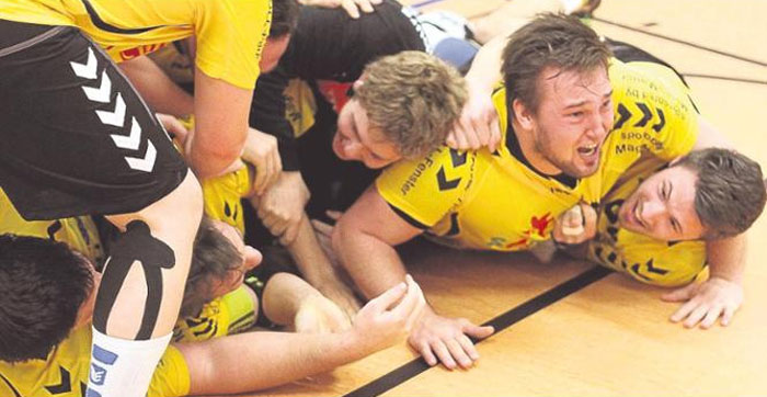 Sieht aus wie nach einer Karambolage, ist aber die pure Freude: Die Plätze in der untersten Reihe der TGR-Traube besetzen (von links) Boze Balic, Last-Second-Torschütze Simon Golkowski, Sebastian Krause, Jan-Oliver Holl und Jonas Troch. Foto: Walger