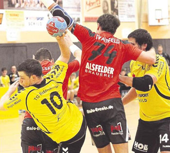 Fast jedes Tor musste hart erarbeitet werden: Hier hat sich Rotenburgs Philipp Debus am Kreis durchgewühlt und kommt auch erfolgreich zum Abschluss. Foto: Walger