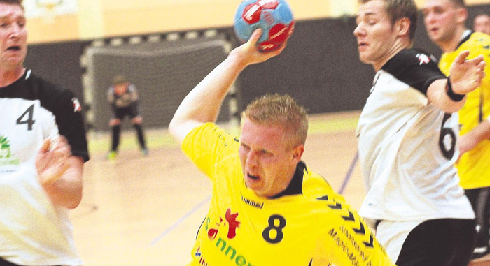 Die lange Sperre ist abgesessen: Morgen kehrt Martin Denk, der hier wirft, endlich wieder aufs Spielfeld zurück. Foto: Walger
