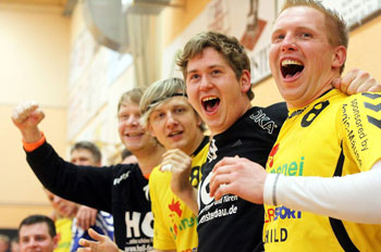 Jubelnde Rotenburger schon kurz vor dem Schlusspfiff: (von rechts) Martin Denk, Sebastian Krause, Kurt-Max Beyer und Christian Koch genießen den Derby-Triumph über den TV Hersfeld in vollen Zügen. Foto: Walger