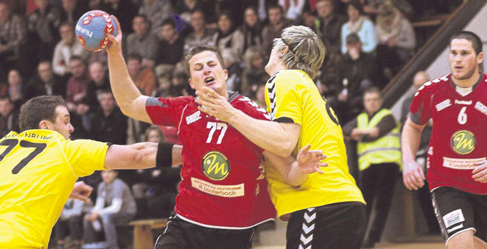 Vor fast genau einem Jahr an gleicher Stätte: Damals gewann die TG Rotenburg (gelbe Trikots, hier von links mit Marc Imberger und Kurt-Max Beyer gegen Matthias Kienast) ihr Heimspiel gegen die Haunecker. Ganz rechts Boze Balic, der heute Gelb trägt. Foto: Walger