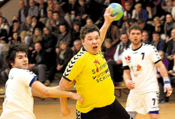 Er könnte auf der zentralen Rückraumposition gefordert sein: Jan-Uwe Berz, etatmäßiger Rechtsaußen der TG Rotenburg, kommt als Alternative für den gesperrten Spielmacher Martin Denk infrage. Foto: Walger