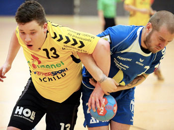 Daran erinnern sie sich gern: Jan-Uwe Berz von der TGR im Zweikampf mit dem Hersfelder Lars Keller. Der 33:16-Sieg der Rotenburger war ein echtes Husarenstück.