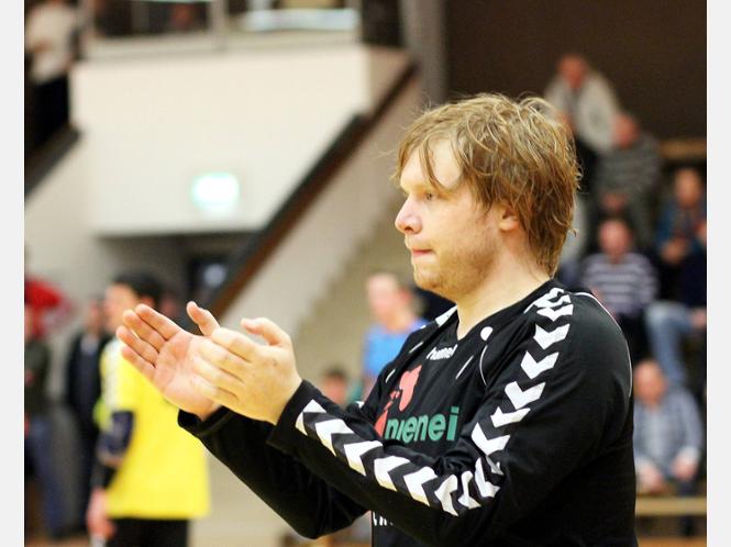 Aufmunternden Applaus konnten seine Vorderleute gut gebrauchen: Während TGR-Keeper Christian Koch gut hielt, vergaben seine Mitstreiter reihenweise schön herausgespielte Chancen. Foto: Walger