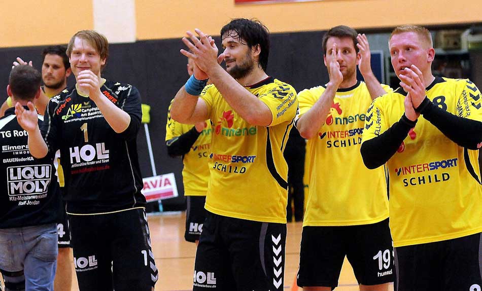 Raus mit Applaus: Die Rotenburger Christian Koch, Tomislav Balic, Stefan Ebenhoch und Martin Denk verabschieden sich nach dem erfolgreichen Saisonabschluss von ihrem Publikum. Foto: Walger Raus mit Applaus: Die Rotenburger Christian Koch, Tomislav Balic, Stefan Ebenhoch und Martin Denk verabschieden sich nach dem erfolgreichen Saisonabschluss von ihrem Publikum. Foto: Walger
