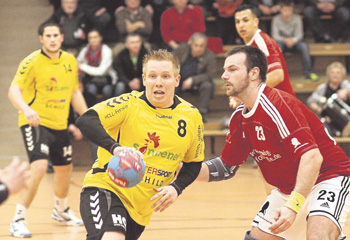 Volle Kraft voraus: Rotenburgs Martin Denk zeigt energischen Einsatz im Spiel gegen die SVH Kassel. Der Harleshäuser Gegenspieler kann ihn nicht aufhalten.