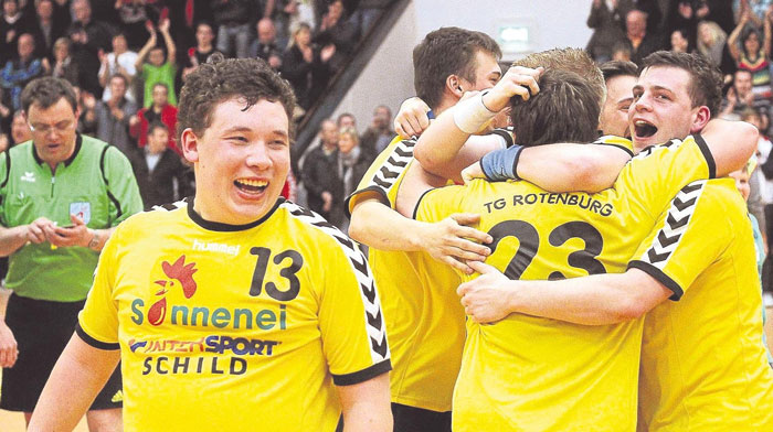Es war der helle Wahnsinn: Ende März 2011 triumphierte die TG Rotenburg nach famoser Aufholjagd mit 26:25 über die favorisierte MT Melsungen II und schnappte ihr den Aufstieg vor der Nase weg. Gnadenlos stark damals im TGR-Trikot: Jan-Uwe Berz (Nr. 13). Foto: Walger