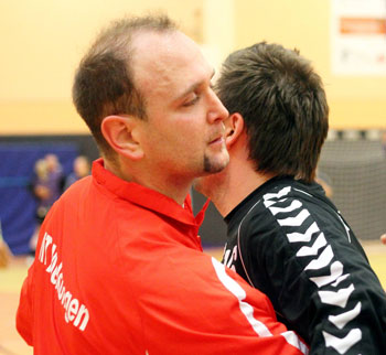 In Rotenburgs Torwart Tomas Pankiewicz (schwarzes Trikot), den er hier nach dem entscheidenden Spiel umarmte, hatte Melsungens Petr Hruby vor zwei Jahren seinen Meister gefunden. Mal schauen, ob es am Samstag wieder so sein wird. Foto: Walger
