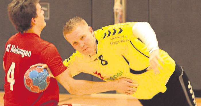 Voller Einsatz: Rotenburgs Spielmacher Martin Denk (gelbes Trikot) hing sich nicht nur in dieser Szene mächtig rein. Er war ein Aktivposten der TGR. Hier hat er es mit dem erst 18-jährigen Merlin Kothe zu tun, der sieben Tore für die MT II warf. Foto: Walger