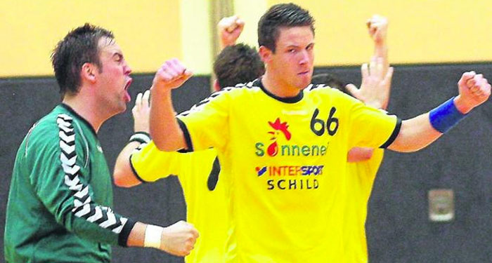 Ab sofort können sie wieder gemeinsam jubeln, TGR-Keeper Tomas Pankiewicz (links) und Rückkehrer Jonas Troch: Morgen im Heimspiel gegen die SHG Hofgiesmar/Grebenstein soll der erste Saisonsieg gelingen. Foto: Walger