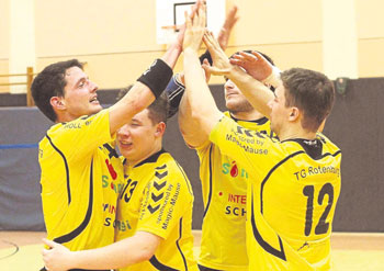 Steine vom Herzen gefallen: Die Rotenburger spielten nach dem Seitenwechsel wie entfesselt auf und landeten einen historisch hohen Sieg über den TV Hersfeld. Darüber freuen sich (von links) Marcus Einhorn, Jan-Uwe Berz, Boze Balic und Simon Golkowski. Foto: Walger