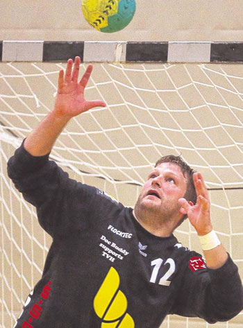 Auch auf die Keeper kommt es an: Wer das Derby gewinnen will, braucht einen echten Rückhalt in seinem Kasten. Kai Hüter (TVH) - Er gilt als der Beste seiner Zunft in der Handball-Landesliga. Fotos: Eyert