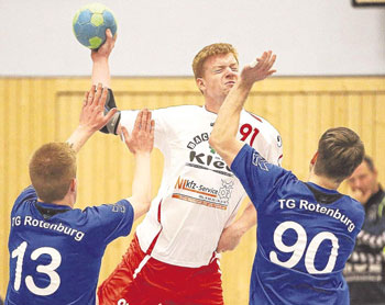 Das tut weh: Jan Seese (Bebra/Lispenhausen, am Ball) wird hier von den Rotenburgern Alexander Stückrad (links) und Stefan Ebenhoch angegriffen.