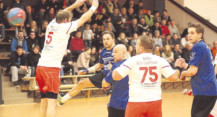 Blau war Trumpf: Schlusslicht MSG Bebra/Lispenhausen II (weiße Trikots) konnte nur bis zur 20. Minute mit der TGR II mithalten. Auf dem Bild (von links) zu sehen sind Benjamin Hieronymus, Martin Harbusch, Michael Reuchsel, Heinrich Eisel und Fabian Degenhardt. Foto: Ziermann