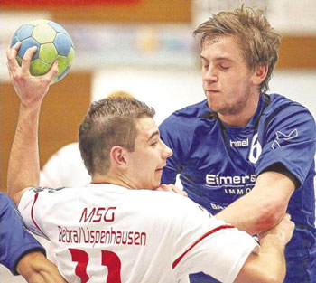 Erst in der Schlussphase zog die TGR II davon: Für die unterlegenen Gastgeber von der MSG Bebra/Lis- penhausen erzielte Daniel Riebold, hier gegen Fabian Degenhardt am Ball, zwei Tore. Foto: Eyert