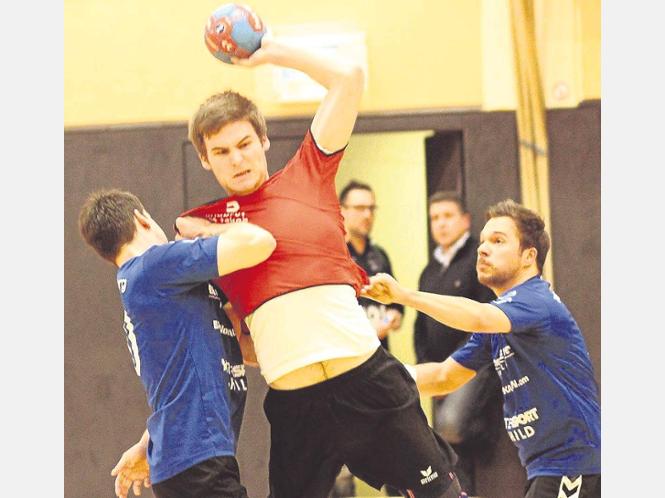 An die Wäsche gegangen: Keiner hatte in diesem Derby einen leichten Stand, auch nicht André Witzel (rotes Trikot) an alter Wirkungsstätte gegen seine früheren TGR-Teamkollegen Stefan Ebenhoch (links) und Martin Harbusch (rechts). Foto: Walger