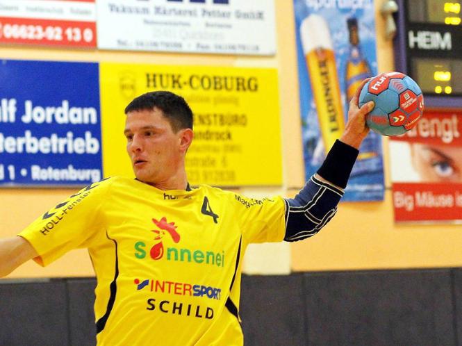 Kontertore prägten das Spiel: Hier ist TG Rotenburgs Rechtsaußen Marcus Einhorn gerade auf dem Weg, einen Tempogegenstoß erfolgreich abzuschließen.