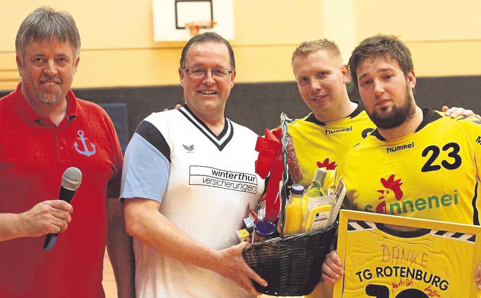 Abschied nach fast 28 Jahren als Betreuer: Michael Strauchmann, hier im weißen TGR-Trikot der Saison 1988/89, hört auf. Abteilungsleiter Harald Grau (rotes Hemd) sowie die Spieler (von links) Martin Denk und Jan-Oliver Holl überreichten Präsente. © Foto:  Walger