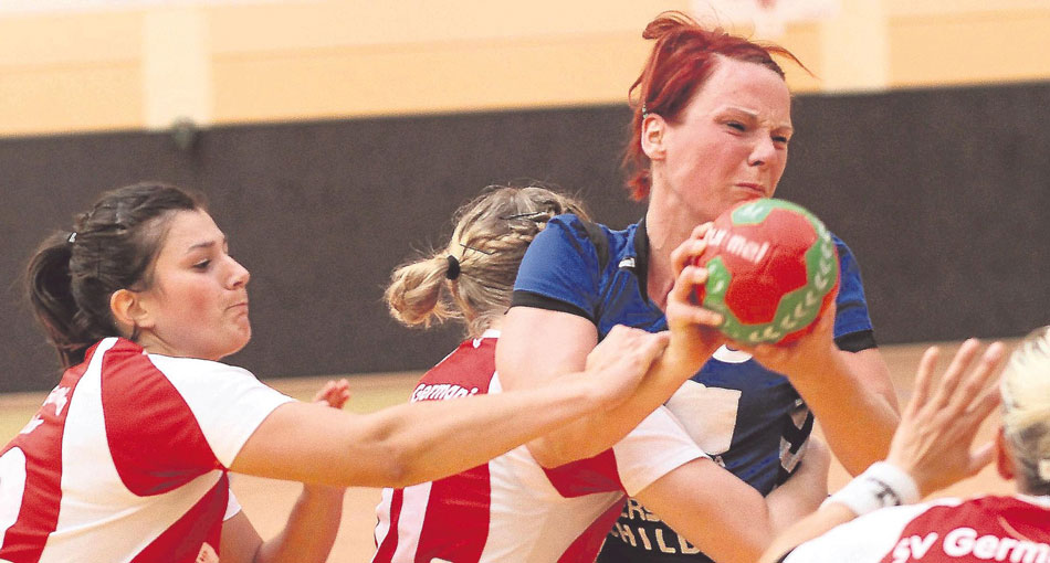 Sie leistete nach Kräften Widerstand: Anette Richter (blaues Trikot) nahm es auch mit drei Fritzlarerinnen auf. Am Ende hatte die Rückraumschützin der FSG Wladhessen neun Tore auf ihrem persönlichen Konto stehen. Foto: Walger