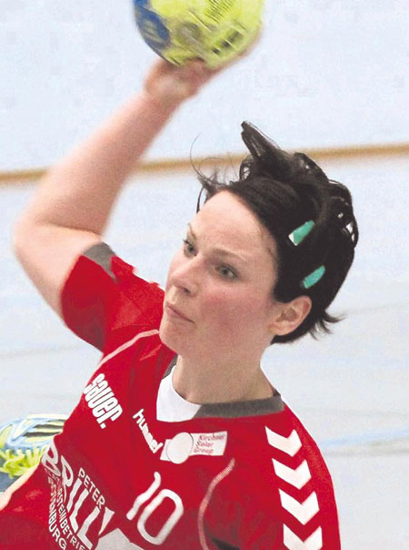 Anette Richter im Anflug: Gegen sie setzten die Gastgeberinnen eine Sonderbewachung ein. Foto: Walger