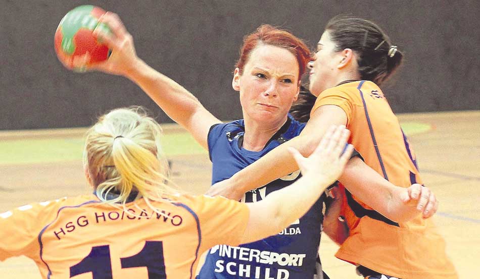 Es hat nicht ganz gereicht: Anette Richter, hier am Ball, erzielte neun Treffer für die Landesliga-Handballerinnen der FSG Waldhessen, konnte die27:28-Heimniederlage gegen die HSG Hof/Sand/Wolfhagen aber auch nicht verhindern. Foto: Walger