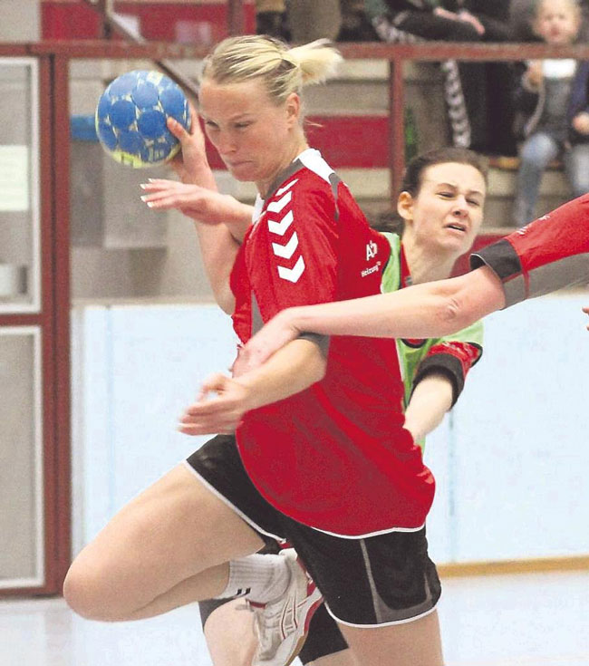 Die jüngeren Spielerinnen können sich an ihr orientieren: Elisabeth Wehr hat reichlich Handballerfahrung gesammelt. Foto: Walger