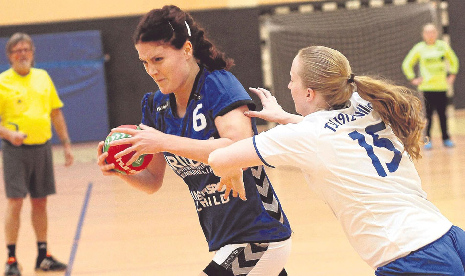 Sorgte wieder für Druck aus dem Rückraum: FSG Waldhessens Fabienne Eidam, die hier den Ball hat und von Wollrodes Lena Fehr bedrängt wird. Foto: Walger