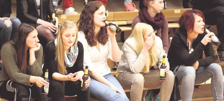 Kalte Getränke in der Hand und sportliche Jungs vor Augen: Die Handballerinnen der FSG Waldhessen feierten ihren Heimsieg auf entspannte Weise und schauten den Landesliga-Männern der TG Rotenburg gegen den TV Hersfeld zu. Foto: Walger