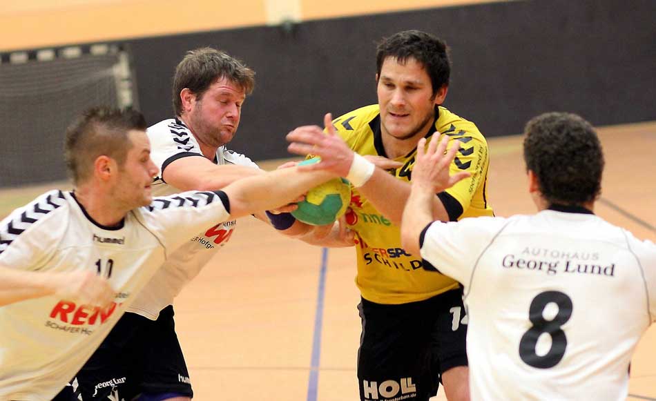 Die 6:0-Deckung der Gäste konnte sich sehen lassen: Boze Balic, hier am Ball, fand aber immer wieder eine Lücke, auch wenn ihm hier mal der Weg versperrt war. Der Kroate im Rotenburger Trikot kam auf acht Feldtore. Foto: Walger Die 6:0-Deckung der Gäste konnte sich sehen lassen: Boze Balic, hier am Ball, fand aber immer wieder eine Lücke, auch wenn ihm hier mal der Weg versperrt war. Der Kroate im Rotenburger Trikot kam auf acht Feldtore. Foto: Walger