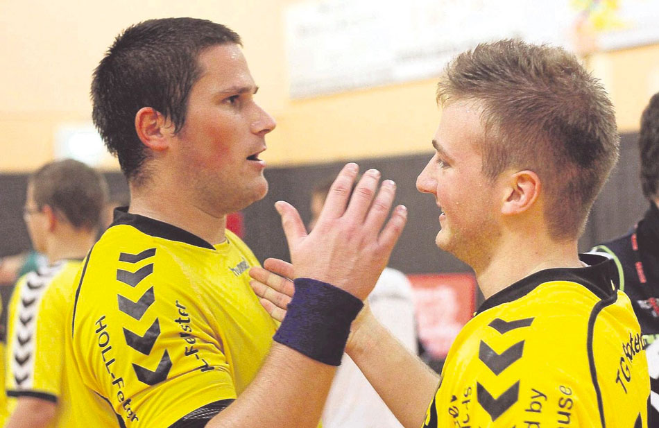 Zwei Matchwinner: Boze Balic (links) und Moritz Gerlach gratulieren sich nach dem Spielende zum ersten Sieg. An diesem hatten beide ihren nicht geringen Anteil. Foto: Walger Zwei Matchwinner: Boze Balic (links) und Moritz Gerlach gratulieren sich nach dem Spielende zum ersten Sieg. An diesem hatten beide ihren nicht geringen Anteil. Foto: Walger
