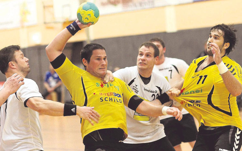 Er ließ sich kaum aufhalten: Boze Balic zieht auch hier ab, obwohl er hart bedrängt wird. Sein Bruder Tomislav (rechts), an dessen Trikot nicht nur in dieser Szene heftig gezogen wurde, schaut interessiert zu. Foto: Walger Er ließ sich kaum aufhalten: Boze Balic zieht auch hier ab, obwohl er hart bedrängt wird. Sein Bruder Tomislav (rechts), an dessen Trikot nicht nur in dieser Szene heftig gezogen wurde, schaut interessiert zu. Foto: Walger