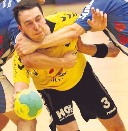 Körperbetontes Spiel: Christian Eimer, hier im Dreikampf mit zwei Hersfeldern am vergangenen Samstag, bekam vom Trainer ein Lob für seine Spielweise. Foto: Walger Körperbetontes Spiel: Christian Eimer, hier im Dreikampf mit zwei Hersfeldern am vergangenen Samstag, bekam vom Trainer ein Lob für seine Spielweise. Foto: Walger