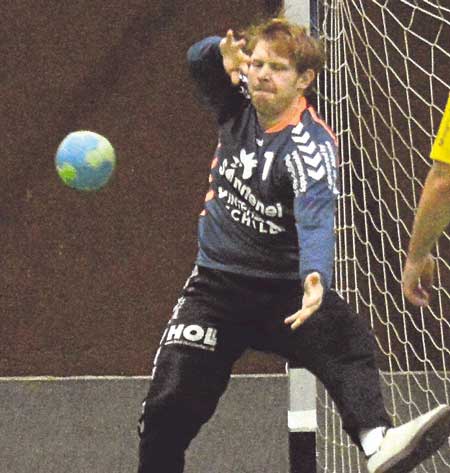 Stehaufmännchen: Christian Koch überzeugte und steckte auch drei Wirkungstreffer an den Kopf weg. Foto: Gerlach/nh Stehaufmännchen: Christian Koch überzeugte und steckte auch drei Wirkungstreffer an den Kopf weg. Foto: Gerlach/nh