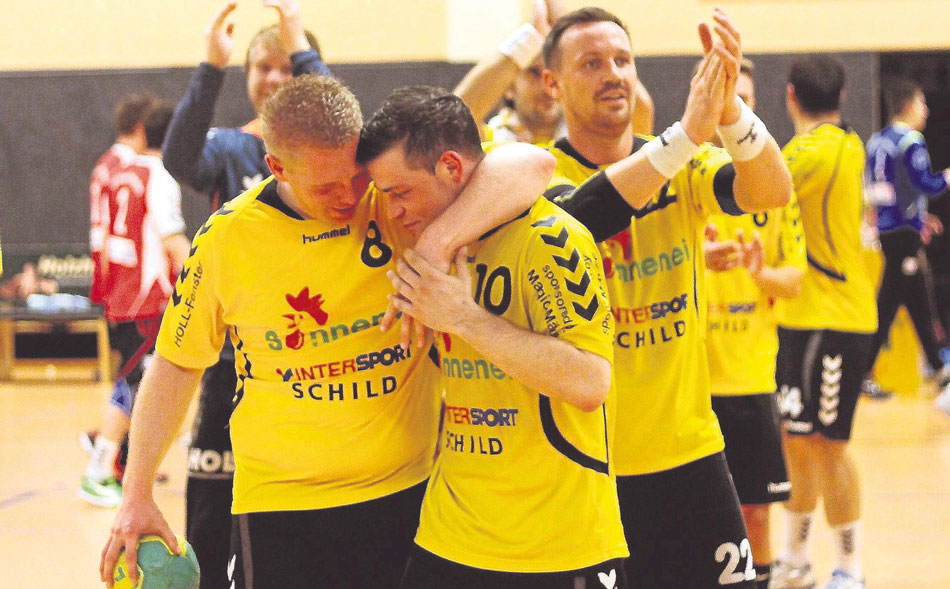 Ganz entspannt nach dem dritten Saisonsieg: Martin Denk (links) und Philipp Debus haben sich was zu erzählen, Daniel Holl applaudiert den Anhängern. Fotos: Walger Ganz entspannt nach dem dritten Saisonsieg: Martin Denk (links) und Philipp Debus haben sich was zu erzählen, Daniel Holl applaudiert den Anhängern. Fotos: Walger