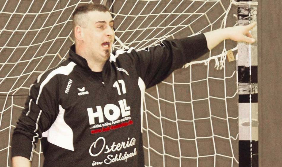 Neuer Mann zwischen den Pfosten: Florian Heni kam früh für die TGR zum Einsatz. Foto: Henkel Neuer Mann zwischen den Pfosten: Florian Heni kam früh für die TGR zum Einsatz. Foto: Henkel