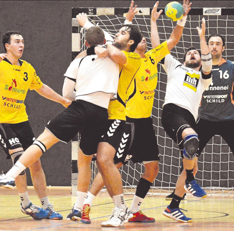 Die Abwehr der TGR stand gegen Korbach schon richtig gut: Auch dieser Ball erreichte den Korbacher Kreisläufer (weißes Trikot) nicht. Foto:  Gerlach/nh Die Abwehr der TGR stand gegen Korbach schon richtig gut: Auch dieser Ball erreichte den Korbacher Kreisläufer (weißes Trikot) nicht. Foto:  Gerlach/nh